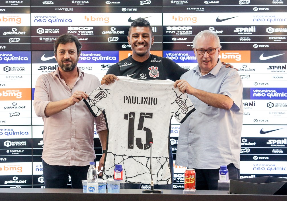 Paulinho entre o presidente Duilio Monteiro Alves e do diretor Roberto de Andrade — Foto: Rodrigo Coca / Ag.Corinthians