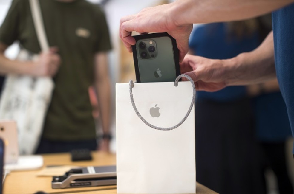 Apple alega que remoção dos adaptadores dos iPhones impedirá a emissão de 2 milhões de toneladas de carbono por ano, equivalente a 450 mil carros a menos nas ruas por ano — Foto: Brent Lewin/Bloomberg