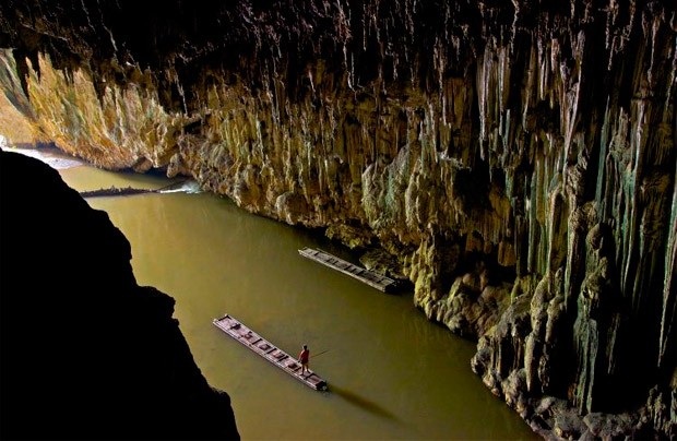 Rio subterrâneo na caverna Tham Lod (Foto: John Spies)