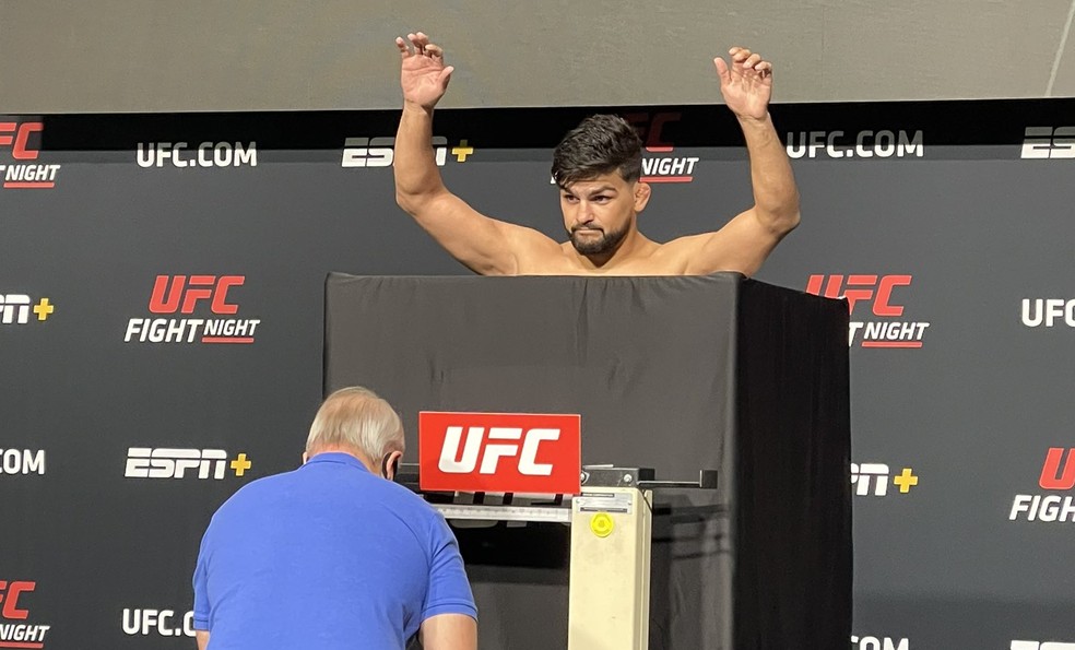 Nu, Kelvin Gastelum se pesa dentro de um biombo em sua primeira tentativa de atingir o limite do peso-médio — Foto: Evelyn Rodrigues