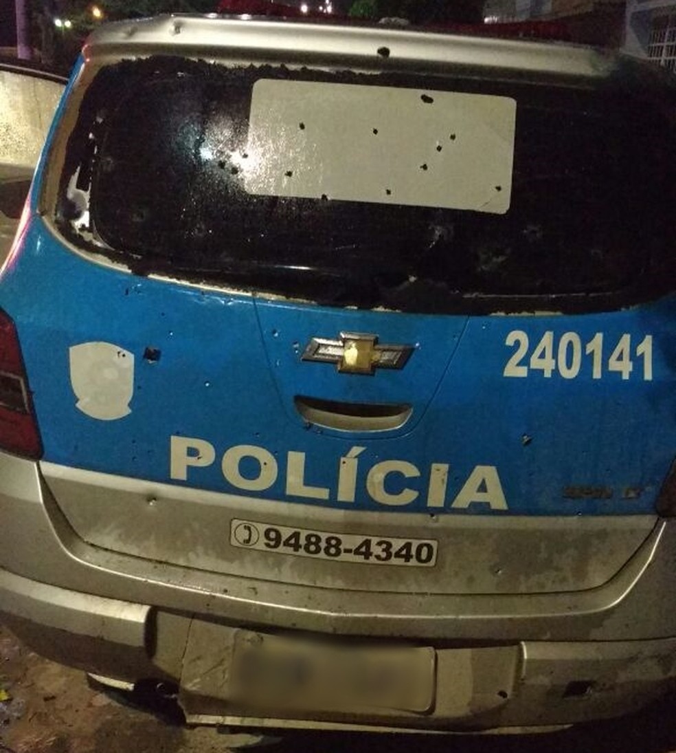 Criminosos atiraram contra o veículo e nenhum policial ficou ferido (Foto: Divulgação/Polícia Militar)