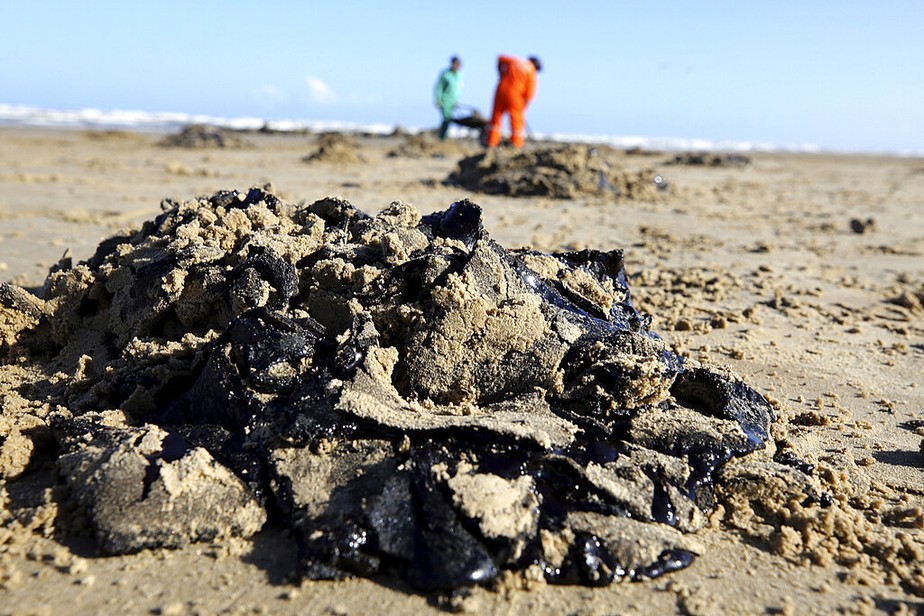 Funcionários da prefeitura de Aracaju removem óleo que chegou a uma praia da cidade; desastre ambiental atinge mais de 130 praias do Nordeste