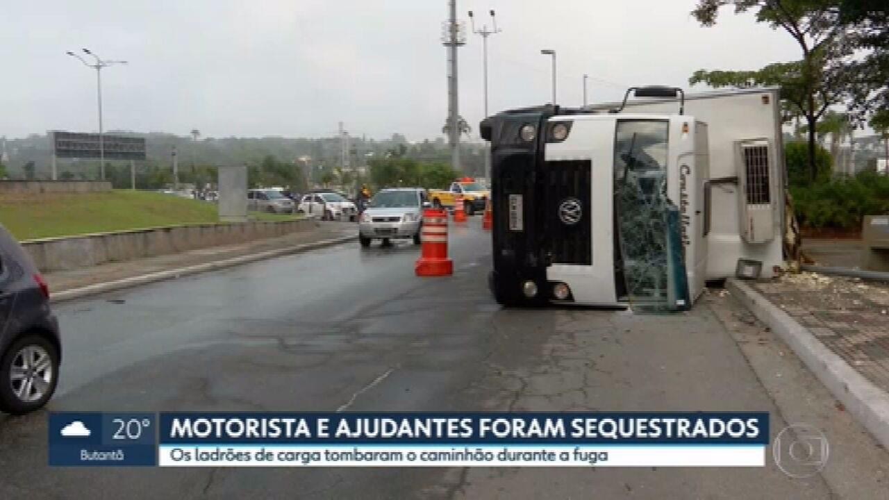 Caminhão tomba após tentativa de roubo de cargas em Santo Amaro