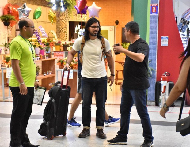 Juliano Cazarré no aeroporto de Recife (Foto: Felipe Souto Maior/Divulgação )