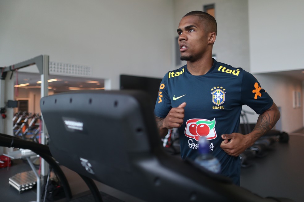 Douglas Costa passará a trabalhar com o grupo no domingo (Foto: Lucas Figueiredo/CBF)