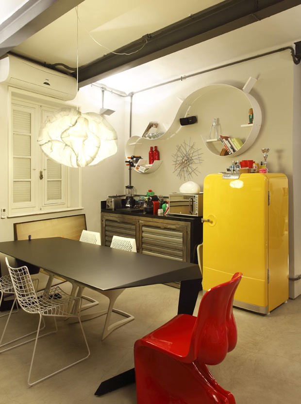 apartamento-cozinha-geladeira-cadeiras-mesa-colorido (Foto: MCA Estúdio/Divulgação)