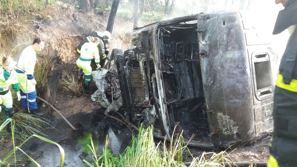 Acidente entre Uno e carreta matou uma pessoa na BR-070, em Cuiabá (Foto: Polícia Rodoviária Federal de Mato Grosso/Assessoria)