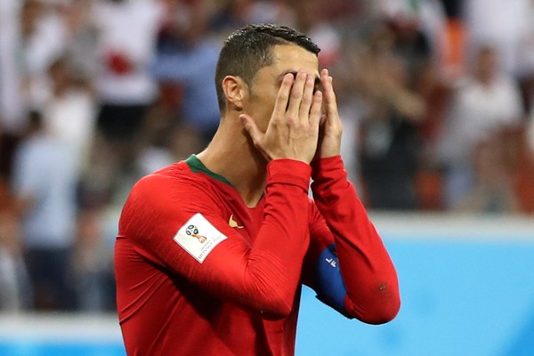 O craque português Cristiano Ronaldo lamentando o empate entre sua seleção e a equipe iraniana na Copa do Mundo (Foto: Getty Images)