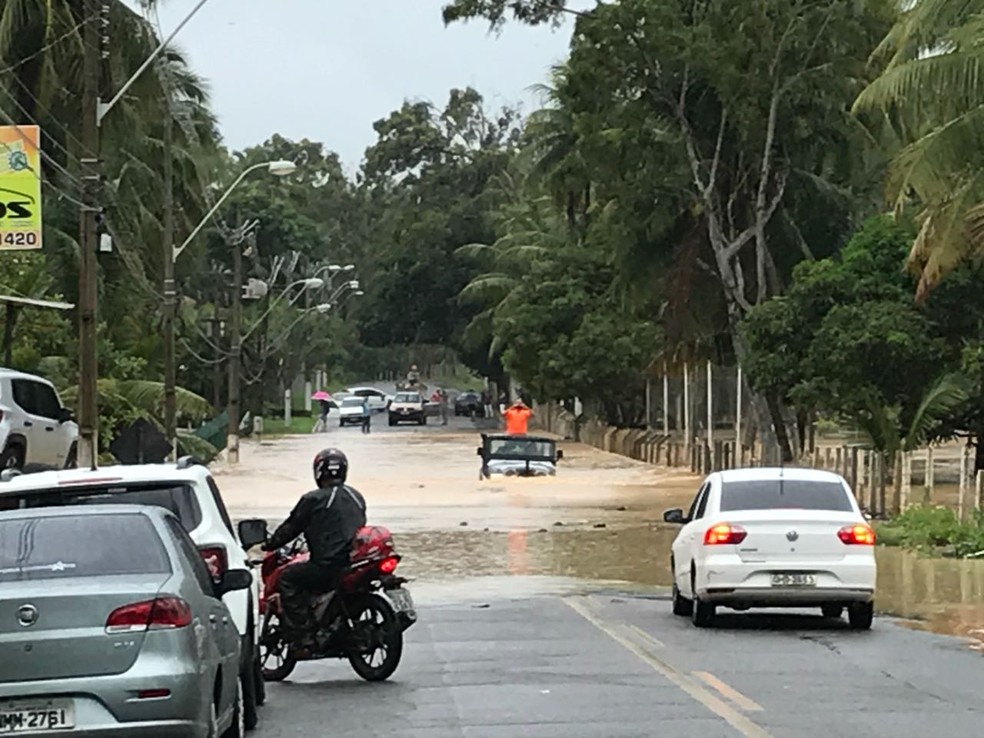 Avenida Pierre Chalita  ficou intransitável. (Foto: Michelle Farias)