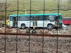 Ônibus urbano e carro se envolvem em acidente em Juiz de Fora