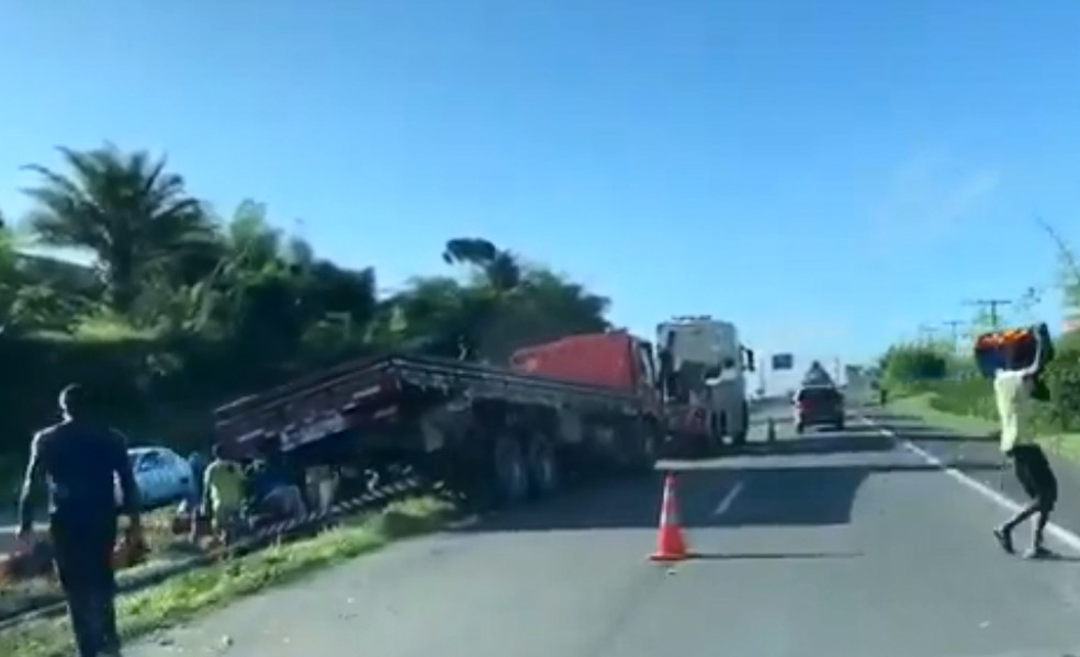 Caminhou tombou e teve carga saqueada na BR-324, altura de Amélia Rodrigues — Foto: Divulgação/Via Bahia