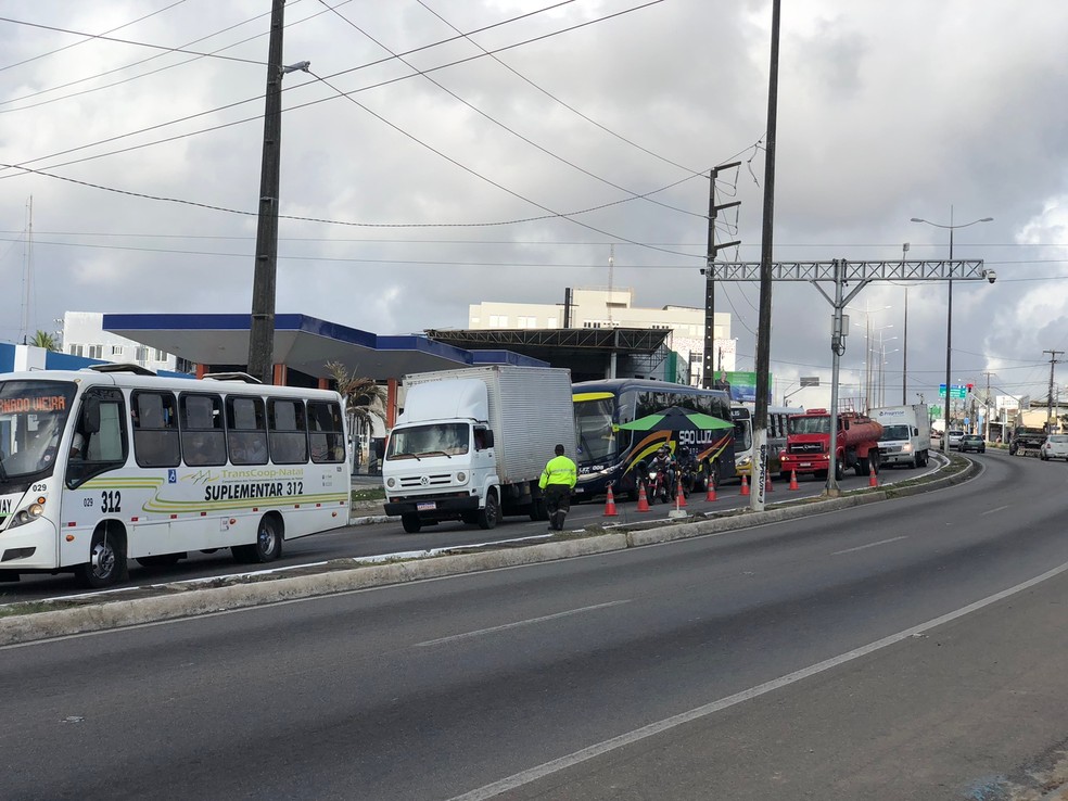 Ônibus e caminhões no congestionamento causado por nova interdição, em Natal. — Foto: Vinícius Marinho/Inter TV Cabugi