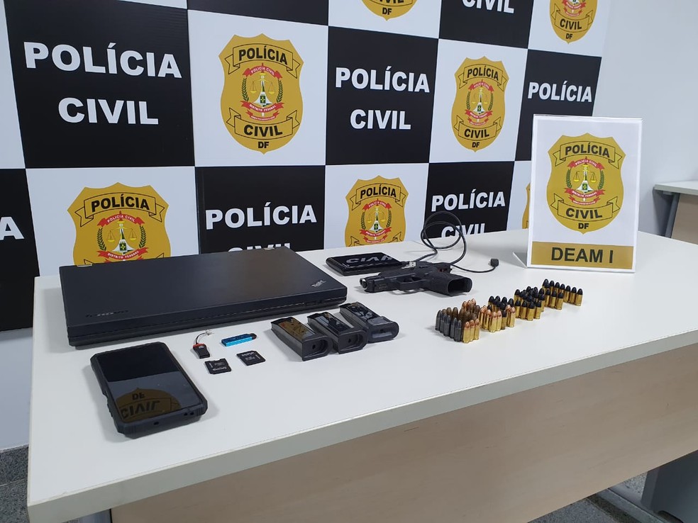 Material apreendido na casa do agente socioeducativo acusado de filmar colegas nuas no DF — Foto: PCDF/Reprodução