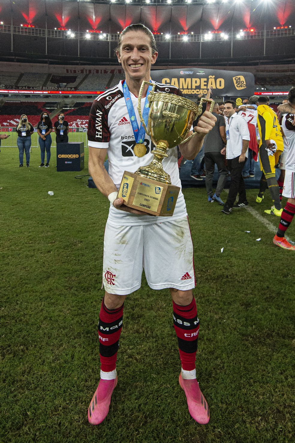 Filipe Luis com a taça do Campeonato Carioca — Foto: Alexandre Vidal / Flamengo