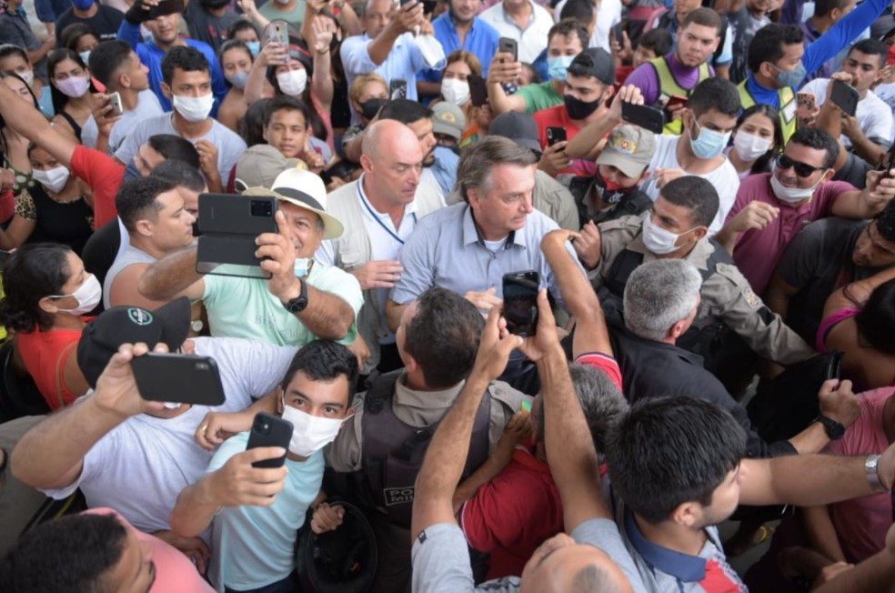Bolsonaro causa aglomeração ao chegar a Sena Madureira (24) em 24 de fevereiro — Foto: Quésia Melo/Rede Amazônica