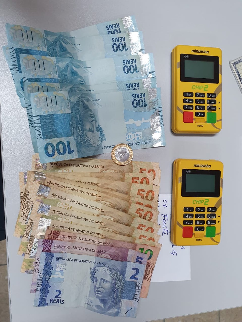 PM apreende dinheiro e máquinas de cartão em local de jogos de azar, em Belém. — Foto: Reprodução / PM