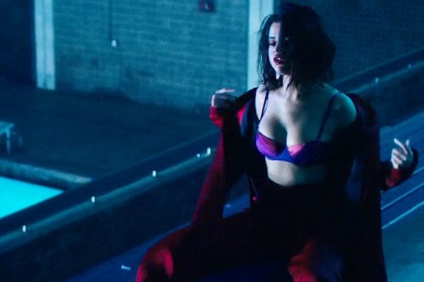 Selena Gomez em videoclipe de Wolves (Foto: Reprodução)