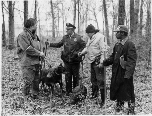 Feb. 2, 1981 - College Park, Ga - About 50 volunteers went out in a cold drizzle Sunday to scour wooded areas of College Park near the sites where the bodies of three boys have been found in the past 18 months. Four of the searchers pause to trade informa (Foto: AJC staff)