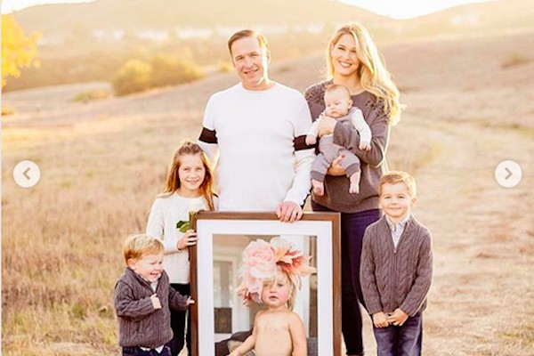 O esquiador e medalhista olímpico norte-americano Bode Miller com os filhos e a esposa, a ex-jogadora de vôlei Morgan Beck Miller, ao redor de uma foto da filha que morreu afogada em junho de 2018 (Foto: Instagram)