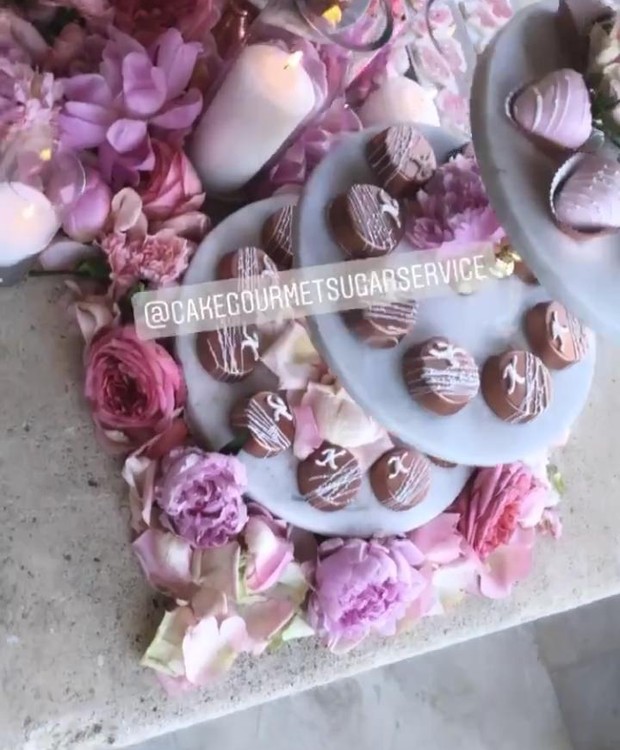 Khloé Kardashian comemora aniversário com decoração pink e até touro mecânico (Foto: Instagram/ Reprodução)