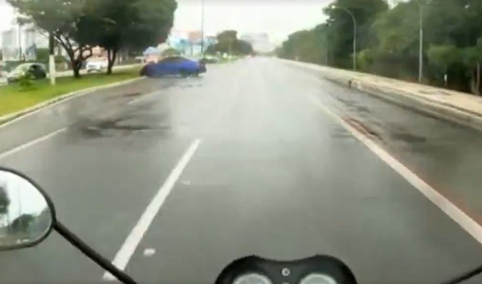 Momento em que o condutor perde o controle e invade o meio-fio — Foto: Reprodução