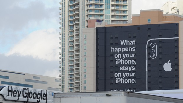 Provocação da Apple contra o Google afirma: "O que acontece no seu iPhone, fica no seu iPhone” (Foto: Getty Images) Provocação da Apple contra o Google afirma: "O que acontece no seu iPhone, fica no seu iPhone” (Foto: Getty Images)