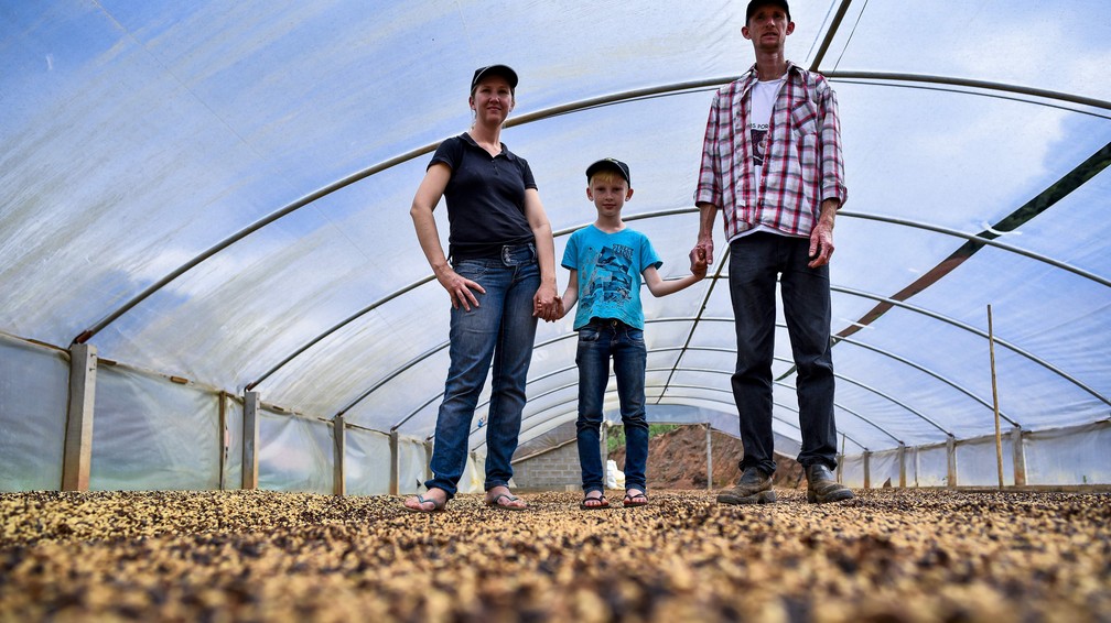 Família unida na produção do café conilon de qualidade em Itarana, no Espírito Santo (Foto: Vinícius Gonçalves/ TV Gazeta)