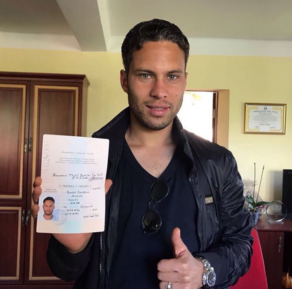Marlos Shakhtar posa para a foto com o passaporte ucraniano  (Foto: Reprodução/Instagram)