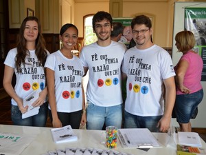 Jovens evangelizam durante trote em universidade