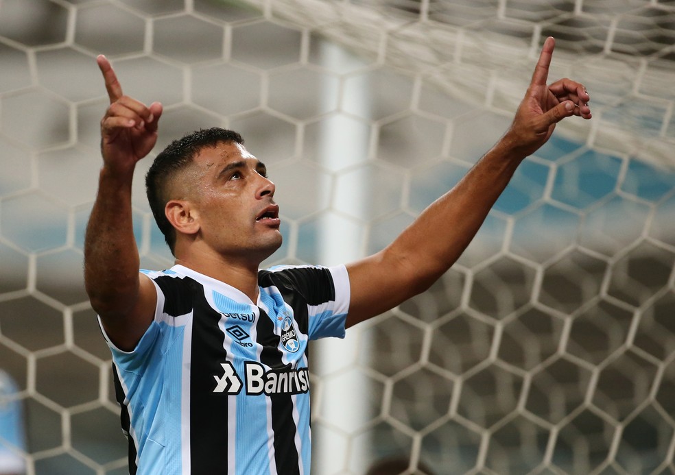 Diego Souza comemora gol pelo Grêmio — Foto: Reuters
