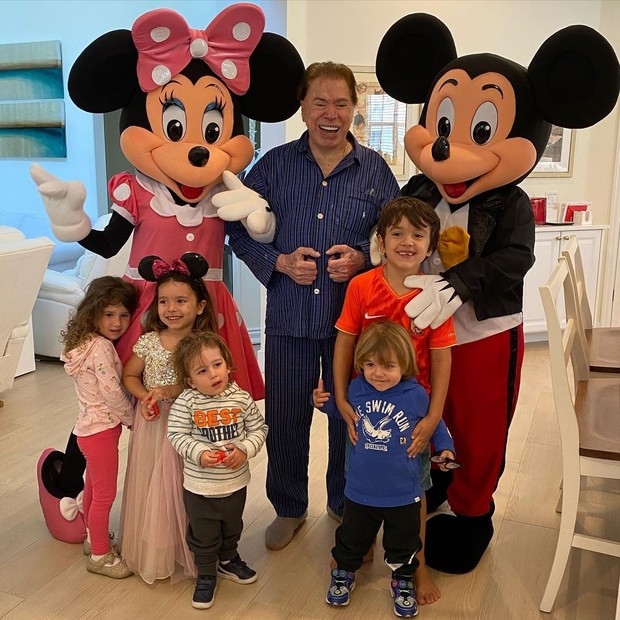 Silvio Santos com os netos Nina, Jane, Daniel, Pedro e Senor (Foto: Reprodução/Instagram)
