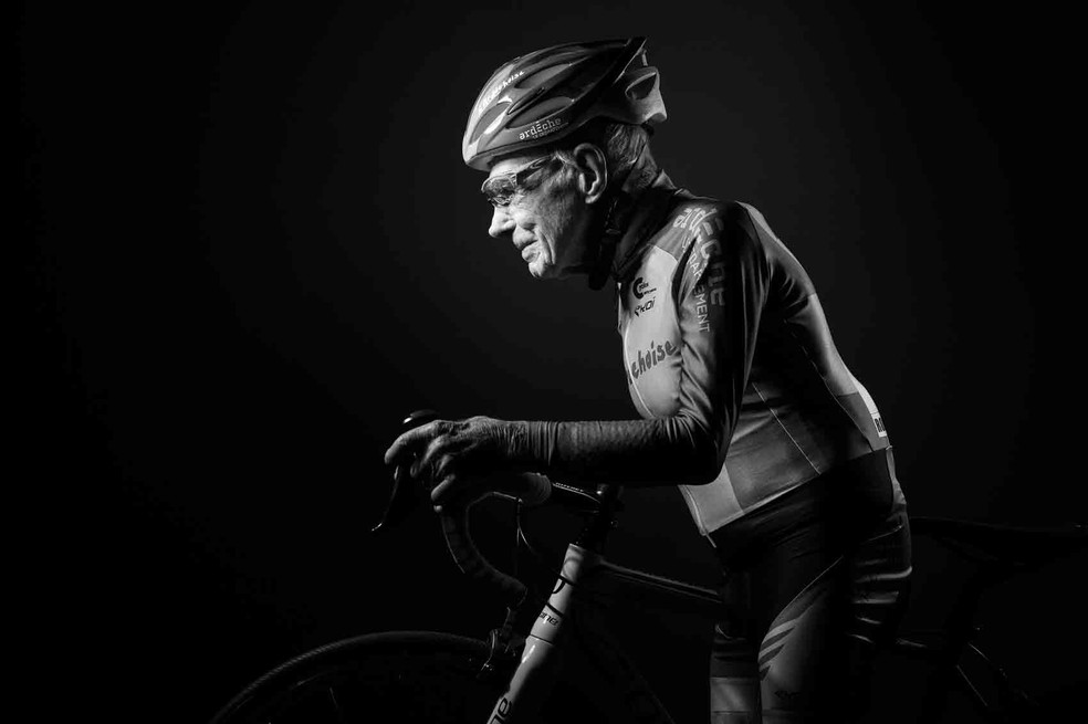 O francês Robert Marchand, de 105 anos, em sessão de fotos com sua bicicleta (Foto: Joel Saget / AFP)