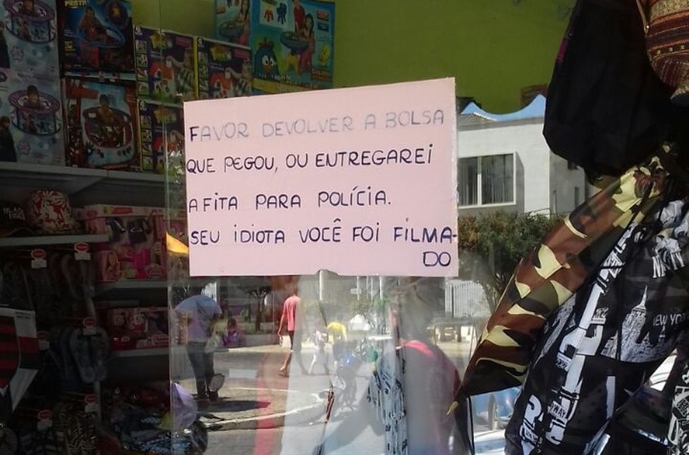 Cartaz zomba ladr&atilde;o e amea&ccedil;a entregar v&iacute;deo &agrave; pol&iacute;cia (Foto: Darlene Braga/Arquivo Pessoal)