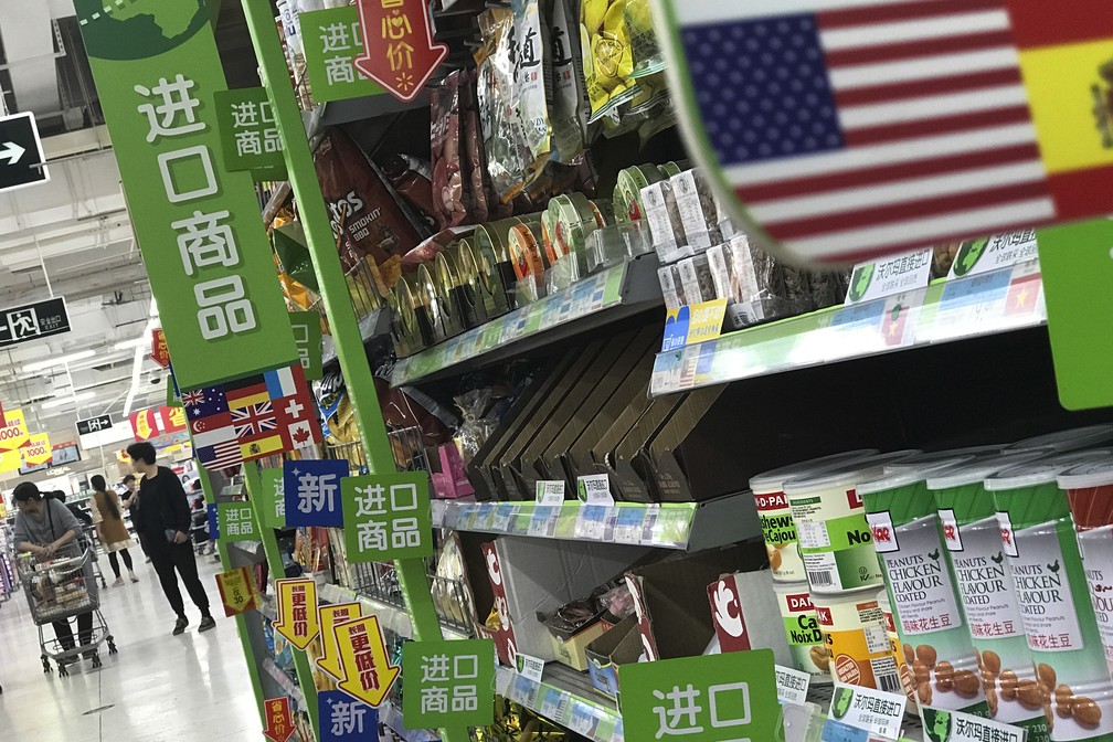 Produtos importados dos EUA em um mercado de Pequim, China. (Foto: AP Photo/Andy Wong)
