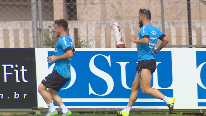 Grêmio divide grupo e dá atenção a preparo físico em treino no CT