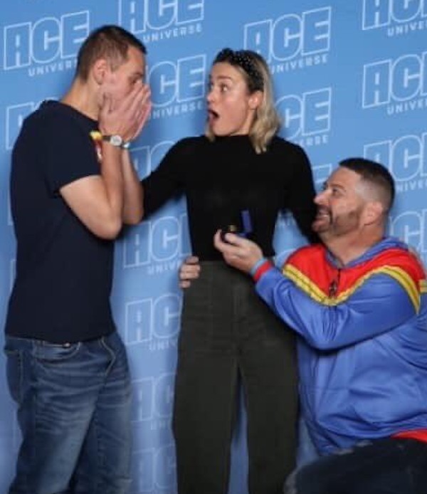 A atriz Brie Larson sendo surpreendida por um pedido de casamento durante um encontro com fãs em uma convenção de cultura pop (Foto: Twitter)