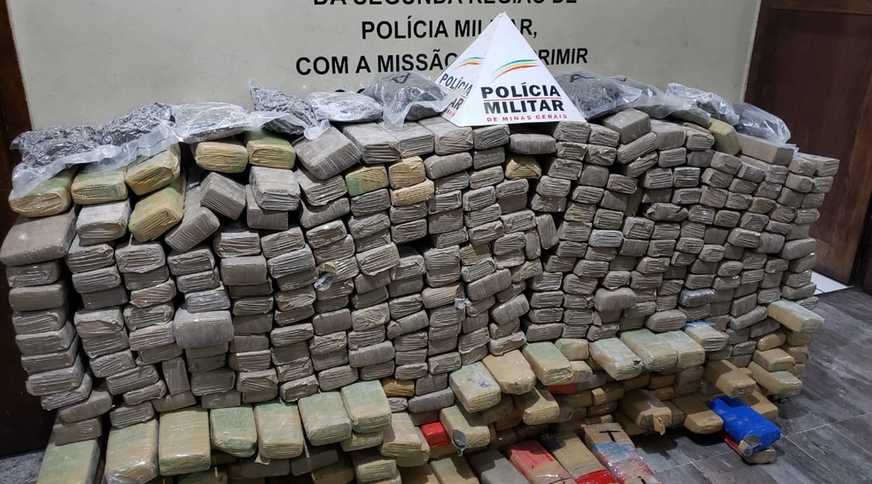 Polícia Militar apreendeu 415 barras de maconha em residência na Região Oeste de BH — Foto: Esley Resende/ TV Globo