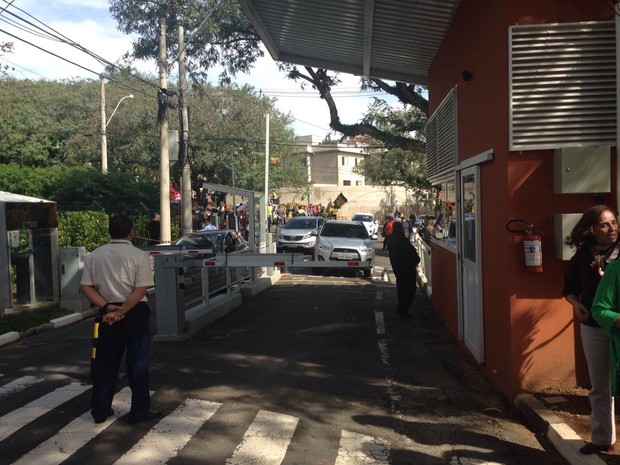 Comitiva da presidente afastada Dilma Roussef chega em condomínio de Campinas (Foto: Regis Lotumolo)