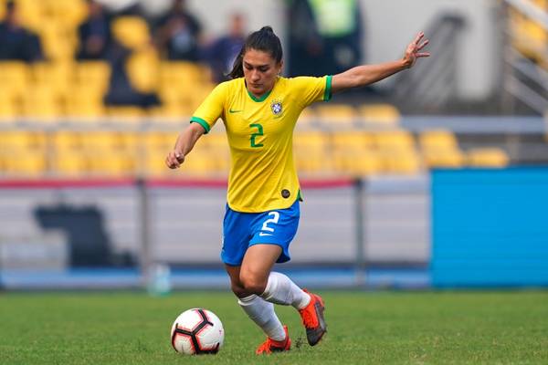 Corinthians anuncia a contratação de Letícia Santos, lateral de seleção, para o feminino
