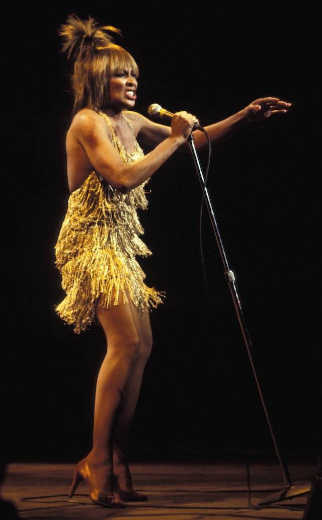 Tina Turner e seu icônico vestido de franjas douradas - o mais famoso de sua carreira -, em 1982, inspirado em sua performance de Proud Mary. (Foto: Getty Images)