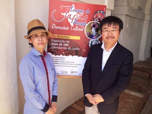 Coordenadora do evento, Rosa Kamada acompanhada do cônsul japonês, Shinji Sakano (Foto: Cassio Albuquerque/G1)