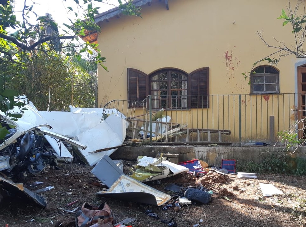 Destroços da aeronave ficaram espalhados na frente da casa. Foto: Bombeiros/Divulgação