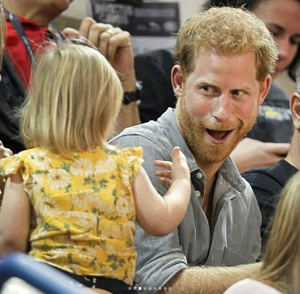 "Quem deixou você pegar minha pipoca" diz a expressão do Príncipe Harry (Foto: Reprodução - Instagram)