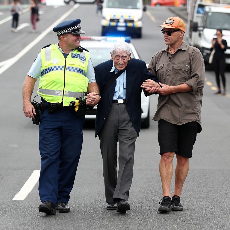 Esta história do homem de 95 anos que pegou quatro ônibus para marchar contra o racismo vai lhe dar esperança (Foto: Getty Images)