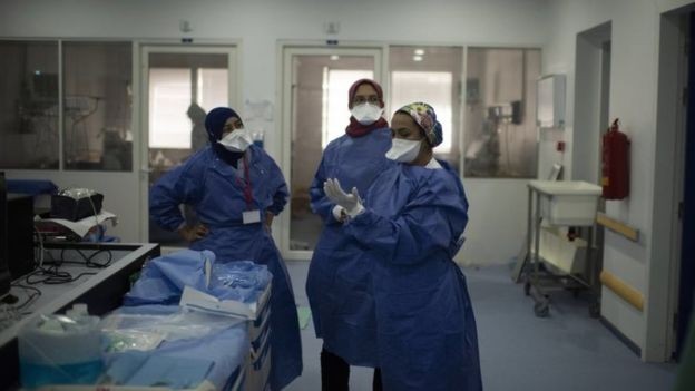 BBC - Profissionais de saúde no Marrocos; equipes e cientistas correm contra o tempo em busca de respostas sobre a covid-19 (Foto: EPA via BBC)