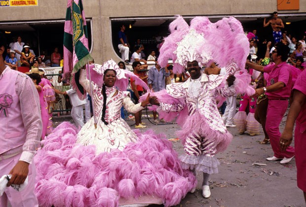 Mestre-Sala e Porta-Bandeira da Mangueira, Carnaval de 1957. Arquivo  Nacional. Fundo Correio da Manhã. BR_RJANRIO_PH_0_F…