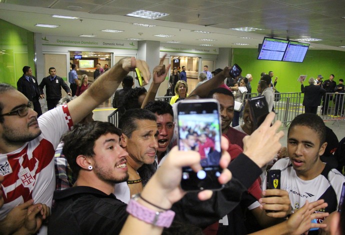 Chegada Vasco, Brasília, Nenê (Foto: Lucas Magalhães)