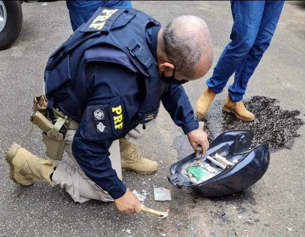 Polícia apreende mais de 6 quilos de drogas escondidos no tanque de combustível de motocicleta no AC — Foto: Arquivo/PRF-AC
