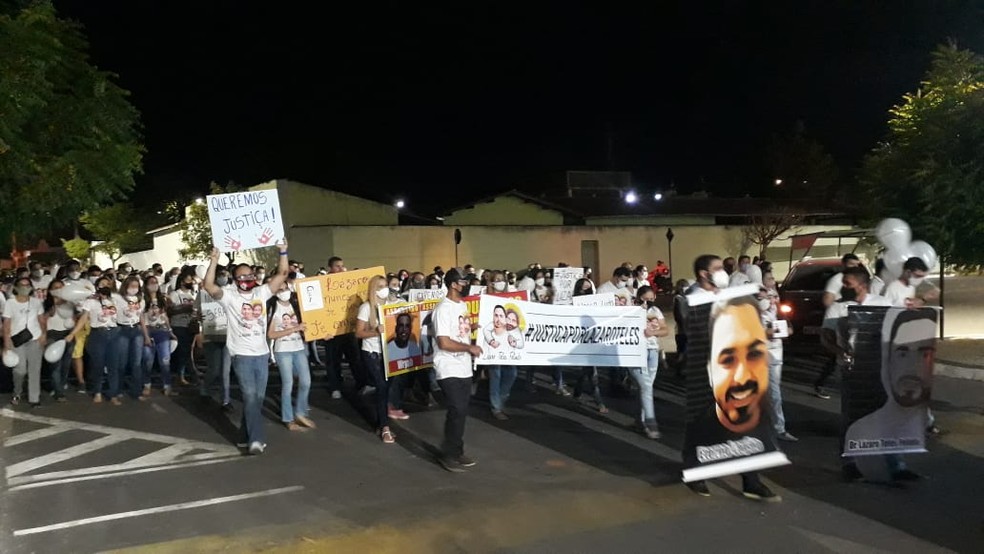 Caminhada organizada por amigos e familiares ocorreu pelas rua da cidade de Brejo Santo, no Ceará — Foto: Arnaldo Araújo