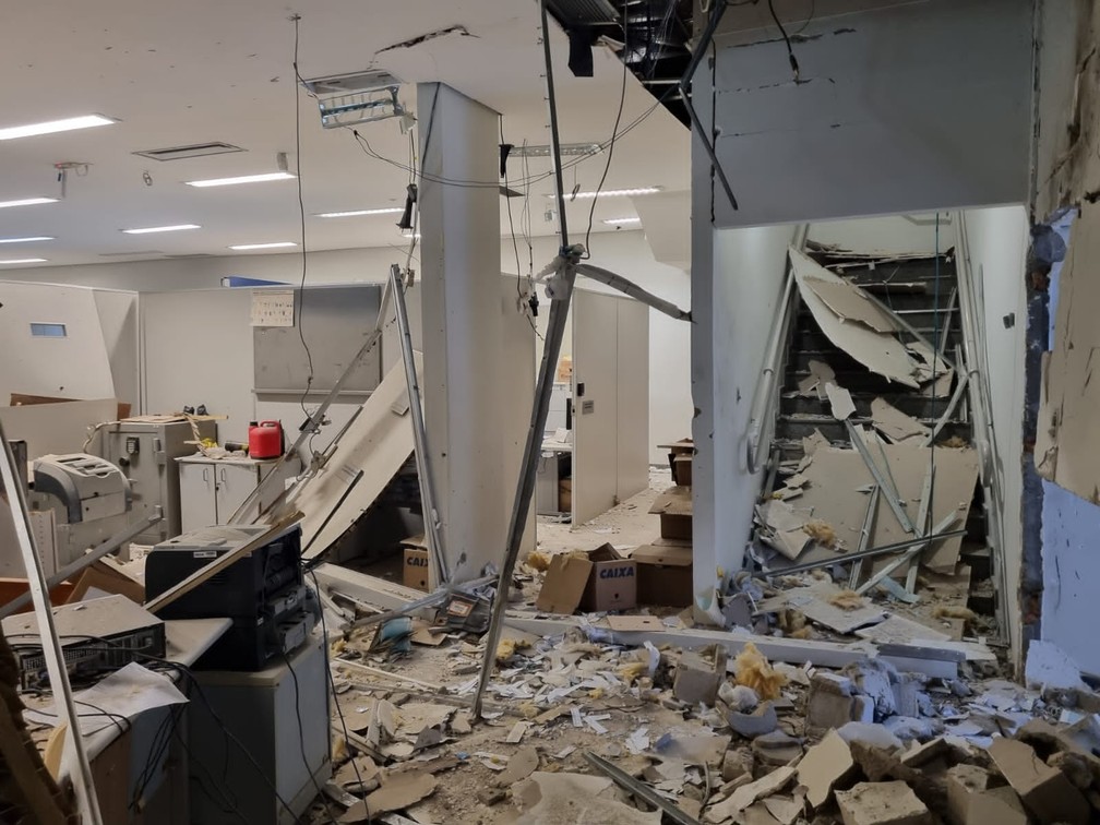 Caixa Econômica Federal de Itajubá (MG) após ataque em tentativa de assalto — Foto: Redes sociais 